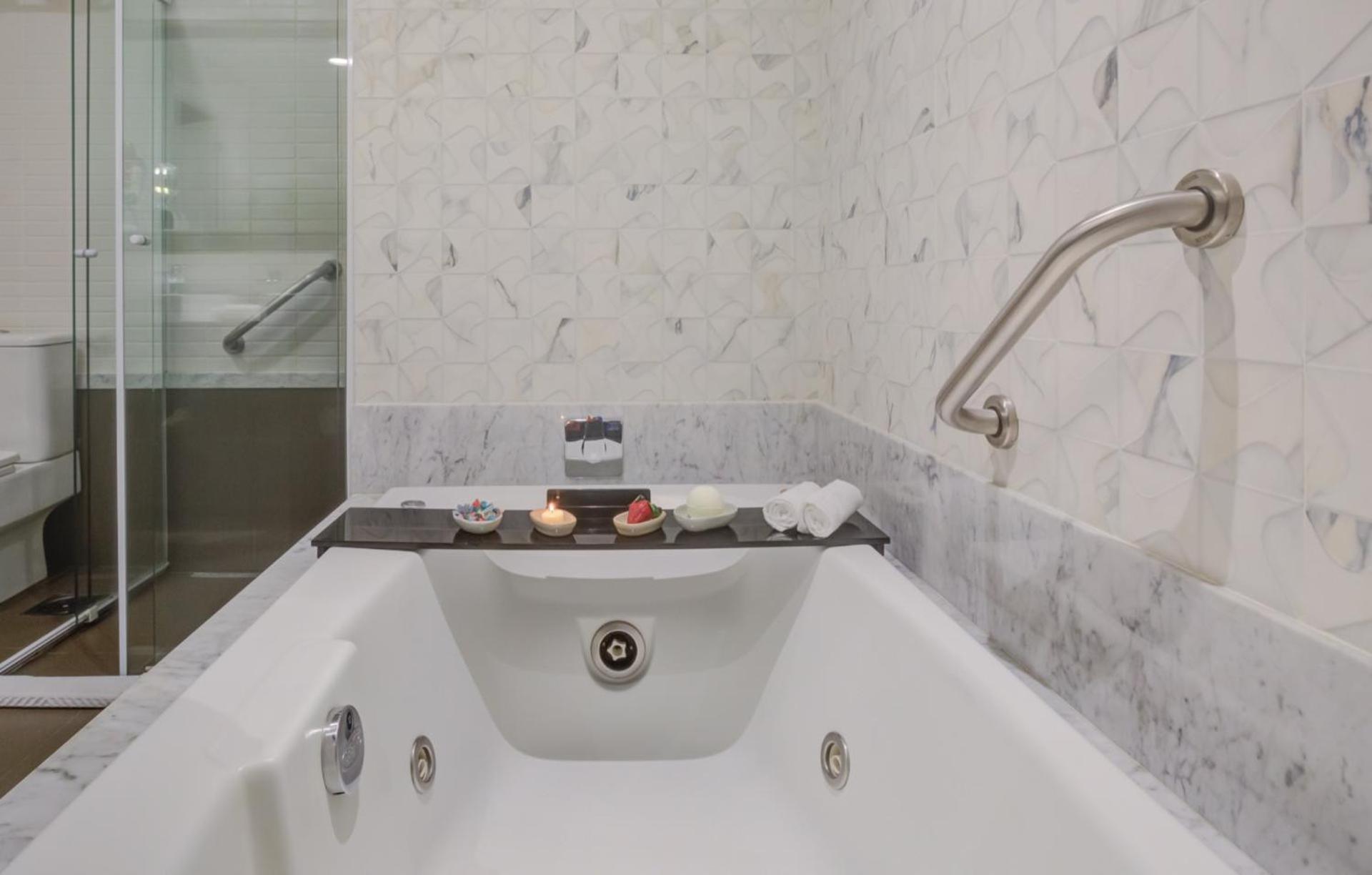 Transamerica Collection גויאניה מראה חיצוני תמונה A bathtub with a shower door
