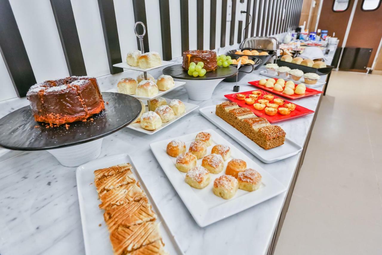 Transamerica Collection גויאניה מראה חיצוני תמונה A selection of cakes at a buffet